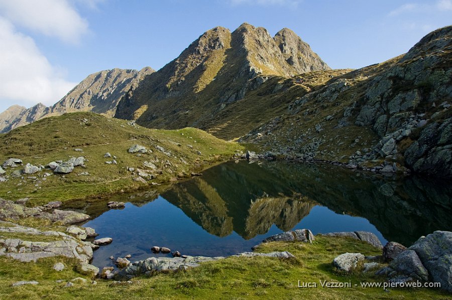 8- Il monte Verrobbio si specchia nel laghetto omonimo.jpg